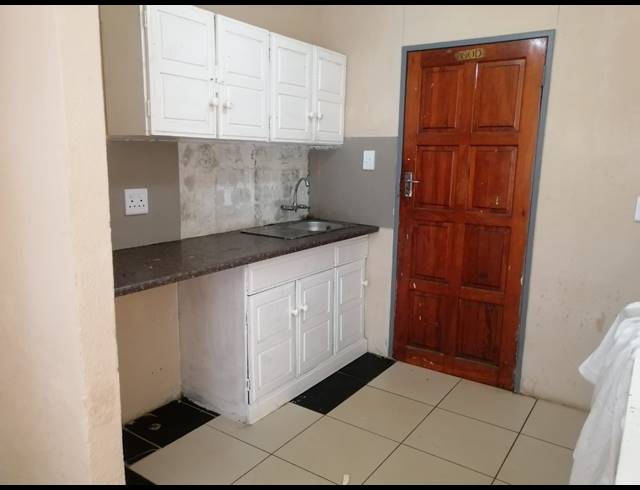 2 BEDROOM HOUSE FOR SALE IN STRETFORD